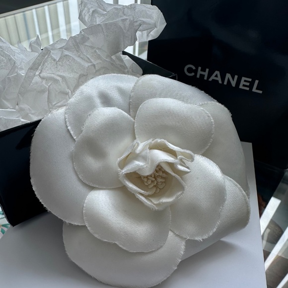 Chanel vintage White Camelia Brooch - Picture 4 of 4